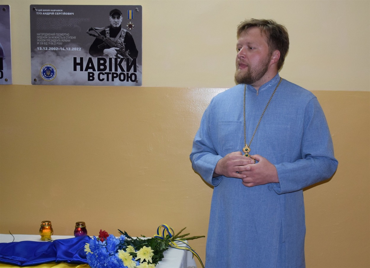 Під час церемонї відкриття меморіальної дошки загиблому воїну, Мирне Одещина