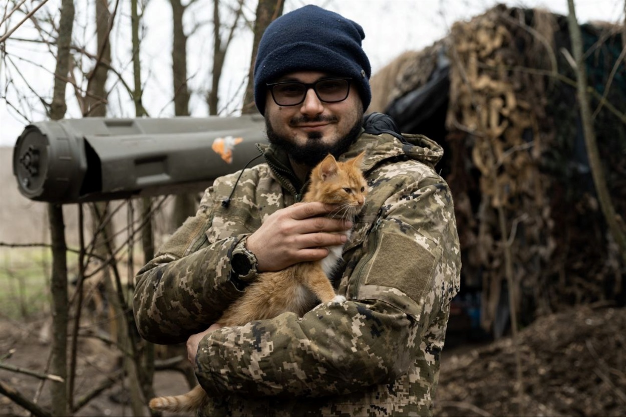 Повернувшись, Павло з хлопцями прийняли до свого бліндажу кішку, яку назвали Гармата