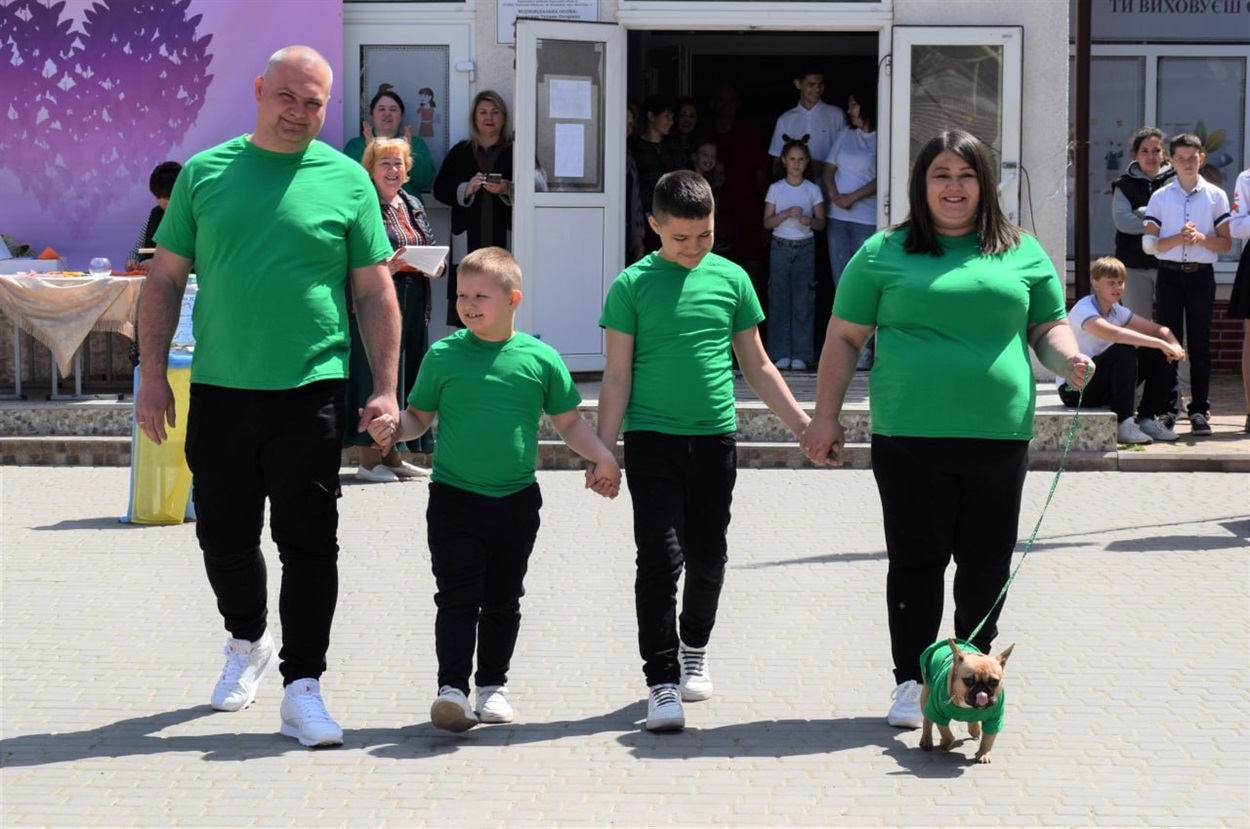 Учасники дефіле родина Серафимчук