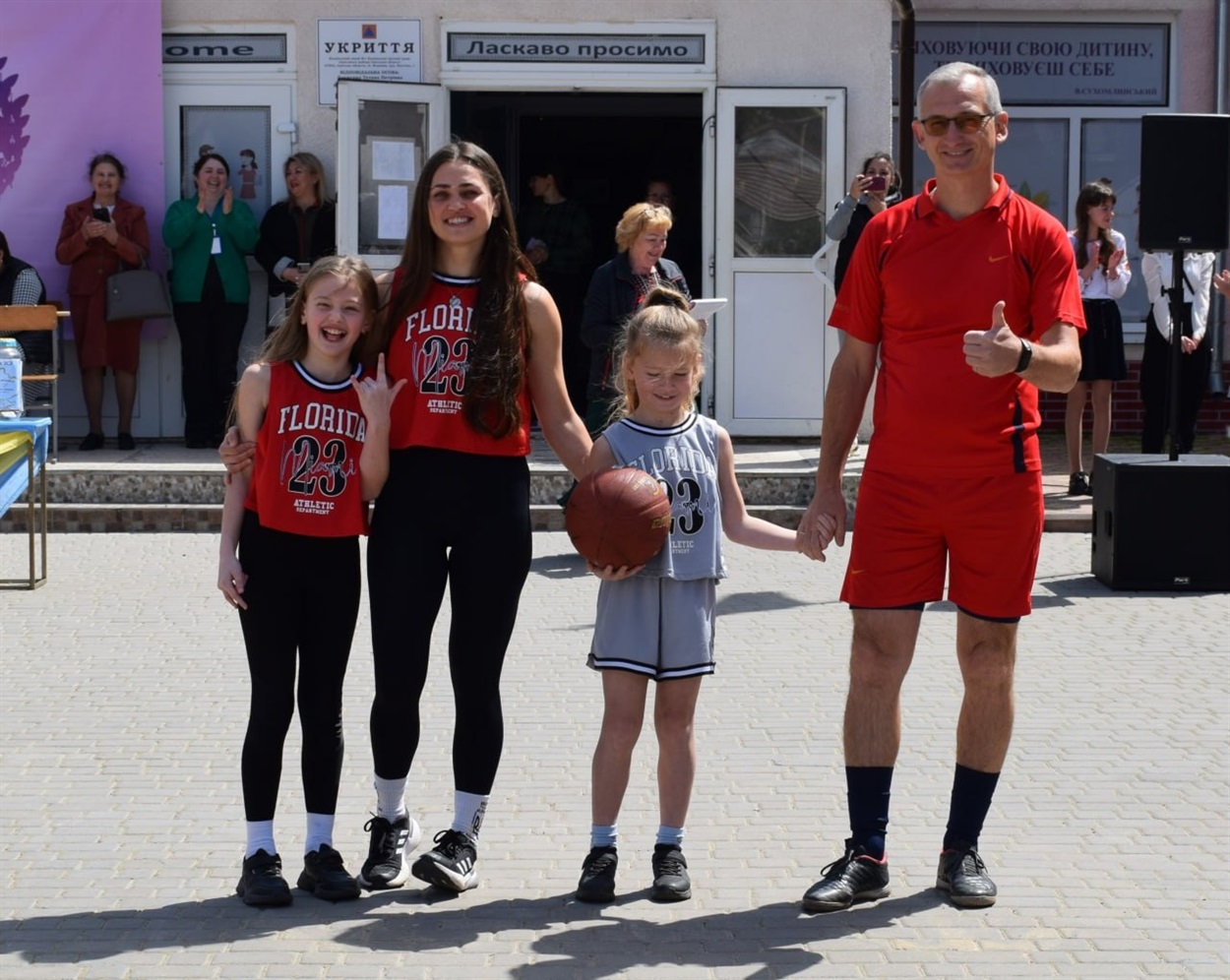 Учасники дефіле і переможці конкурсу за голосуванням  - родина Баранових 