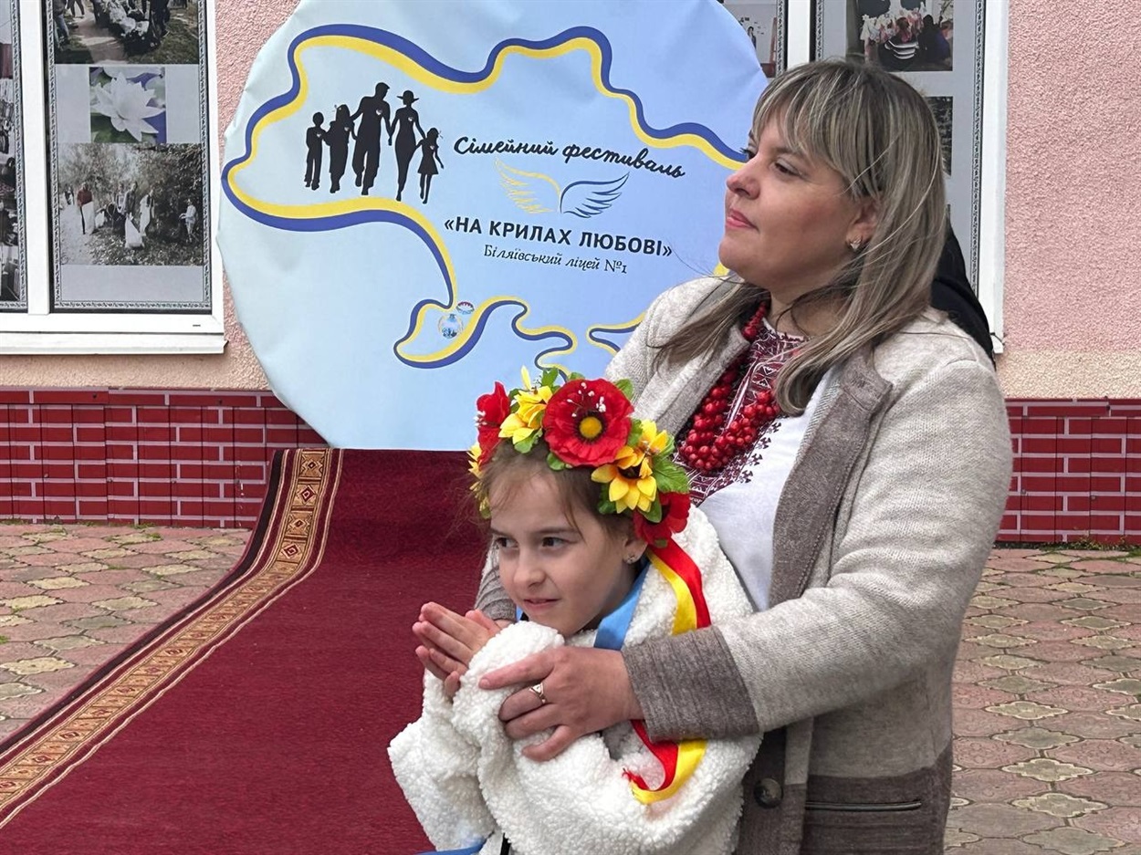 На задньому фоні банер з логотипом фестивалю