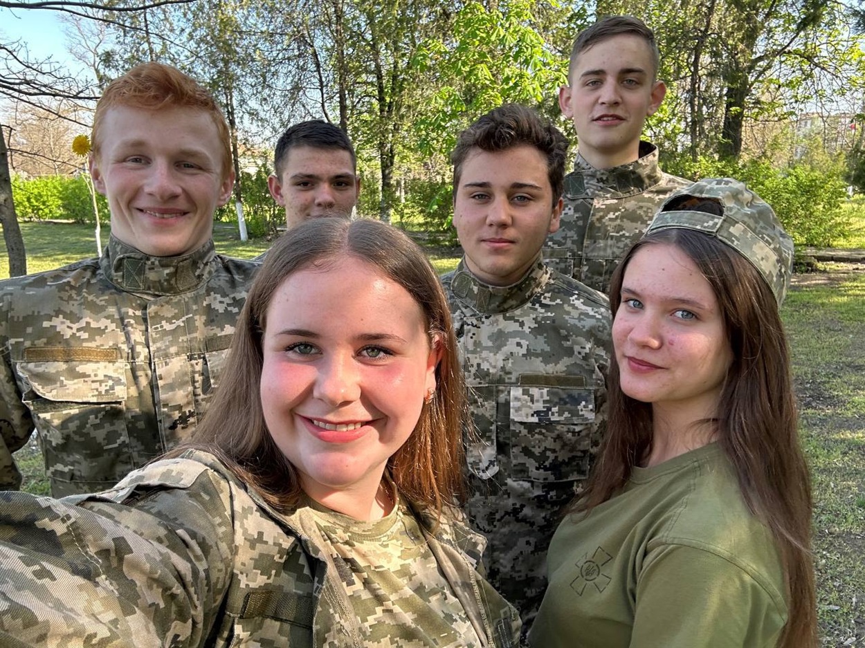 Команда Біляївського ліцею №3 на військово-патріотичній грі "Джура". Серед них: Максим Дурбало, Богдан Бігунов, Юлія Мовчан, Аліса Бердникова, Денис Аніщенко