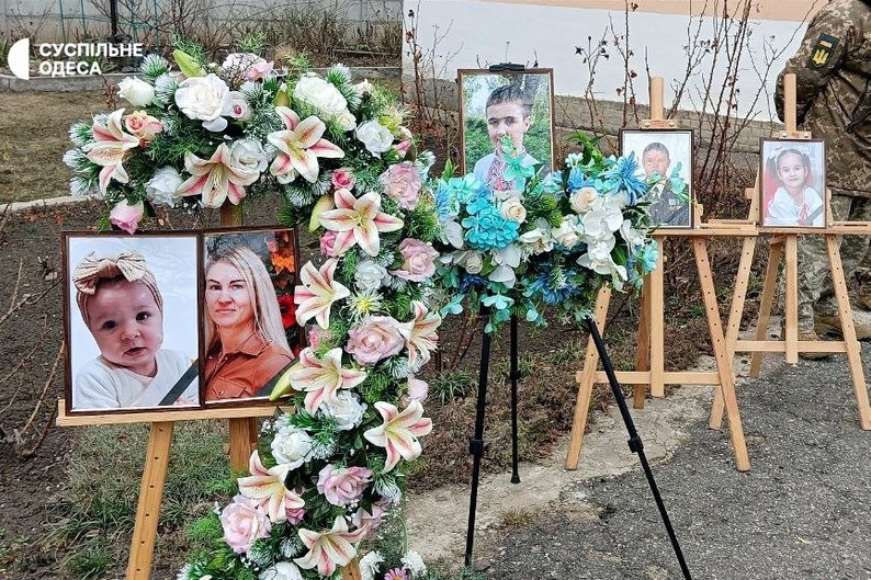 Церемонія прощання з родиною Кравець. 