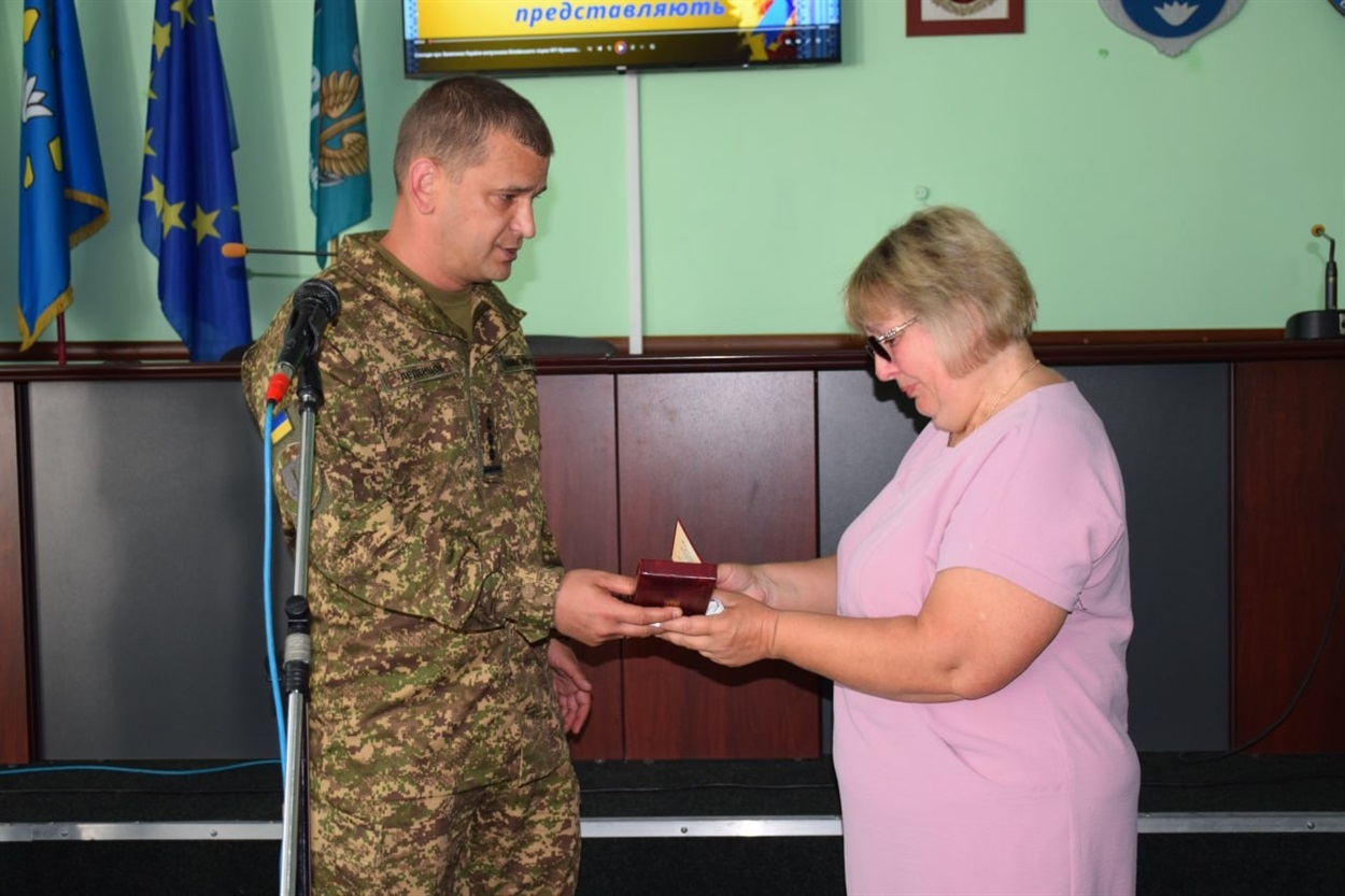 Вручається орден матері загиблого Героя Дмитра Яровенка