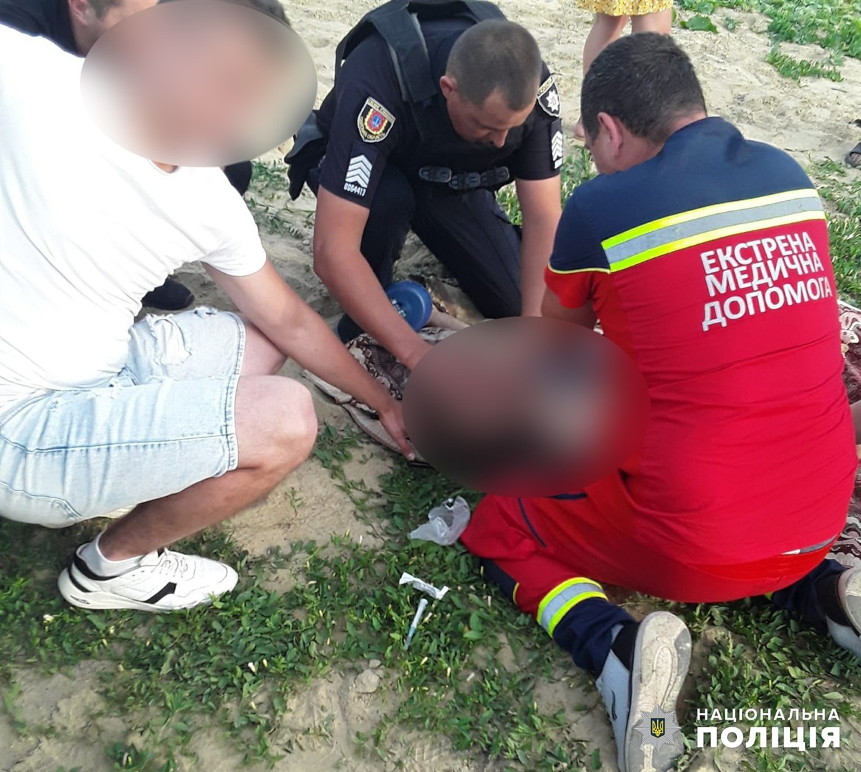 Дитину дістали з води і намагалися врятувати 