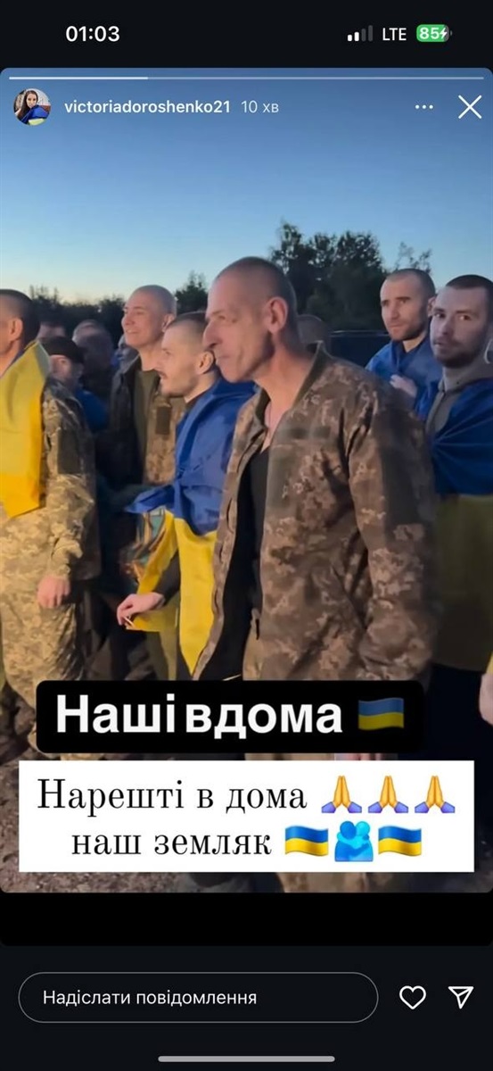 На фото - той, що дивиться в камеру на задньому плані