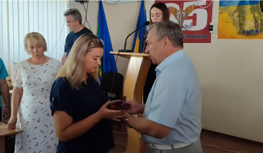 Катерині Садчук вручають орден чоловіка 
