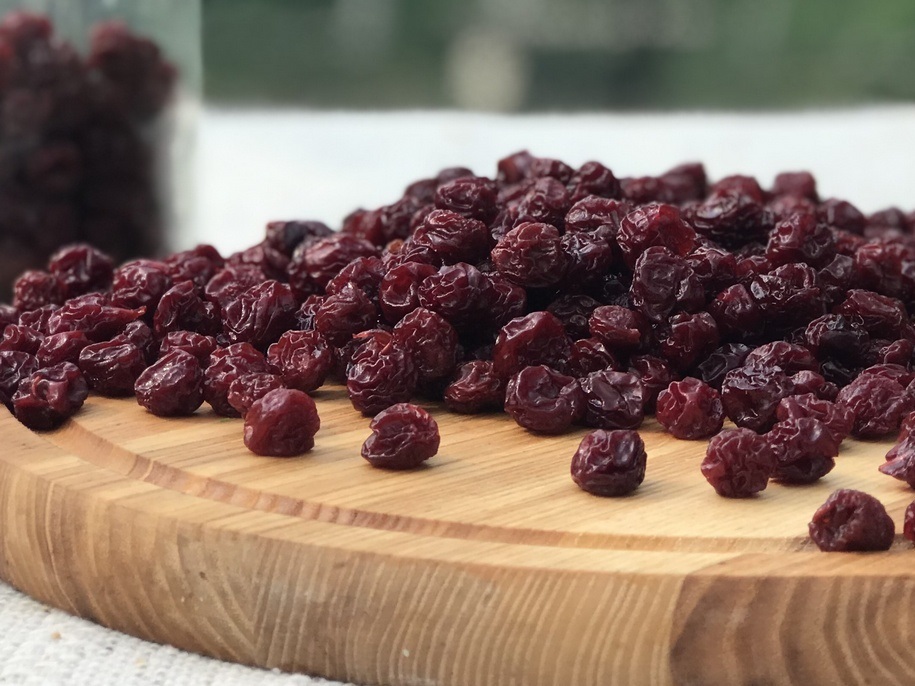 Як сушити вишню з косточками та без косточок