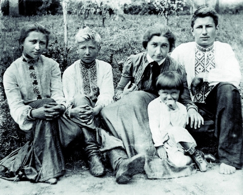 Родина Чикаленків, поруч з Євгеном дружина Марія
