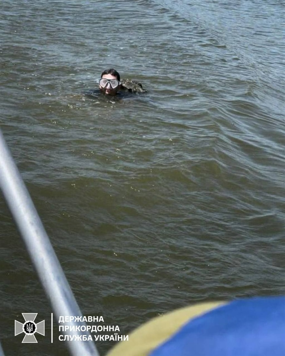 На Одещині прикордонники затримали ухилянта на підводному скутері 