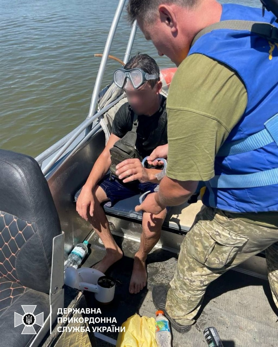 На Одещині прикордонники затримали ухилянта на підводному скутері 