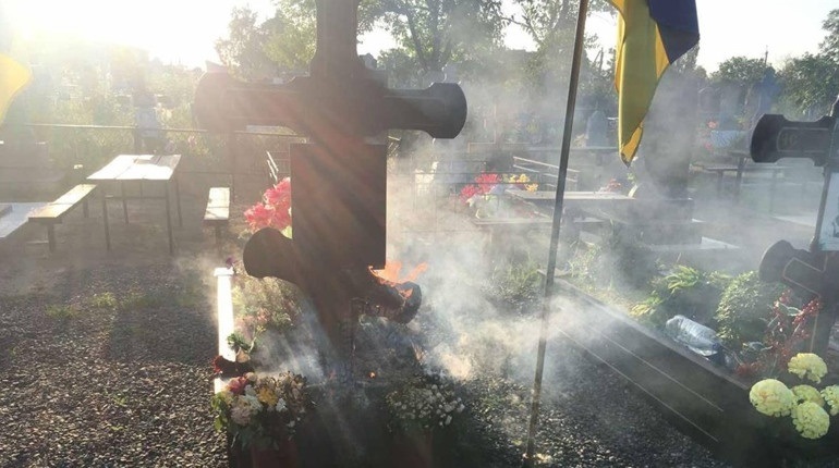Перша могила загорілася 13 червня, тоді пояснили це недоглядом: начебто загорівся недопалок 