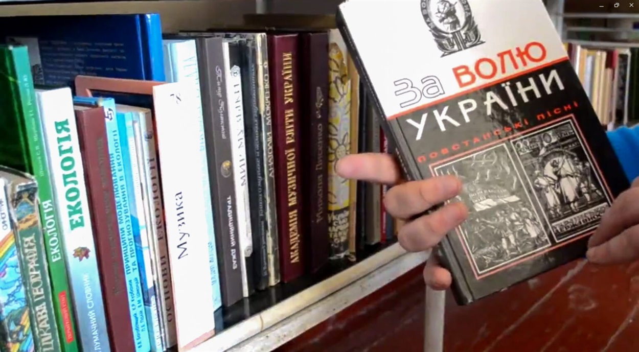 «Забороненими» і «екстремістськими» окупаційні «поліцейські» також вважають книжки про ситуацію на Донбасі після 2014 року. Зокрема, спогади очевидців і літературу про українських військових.