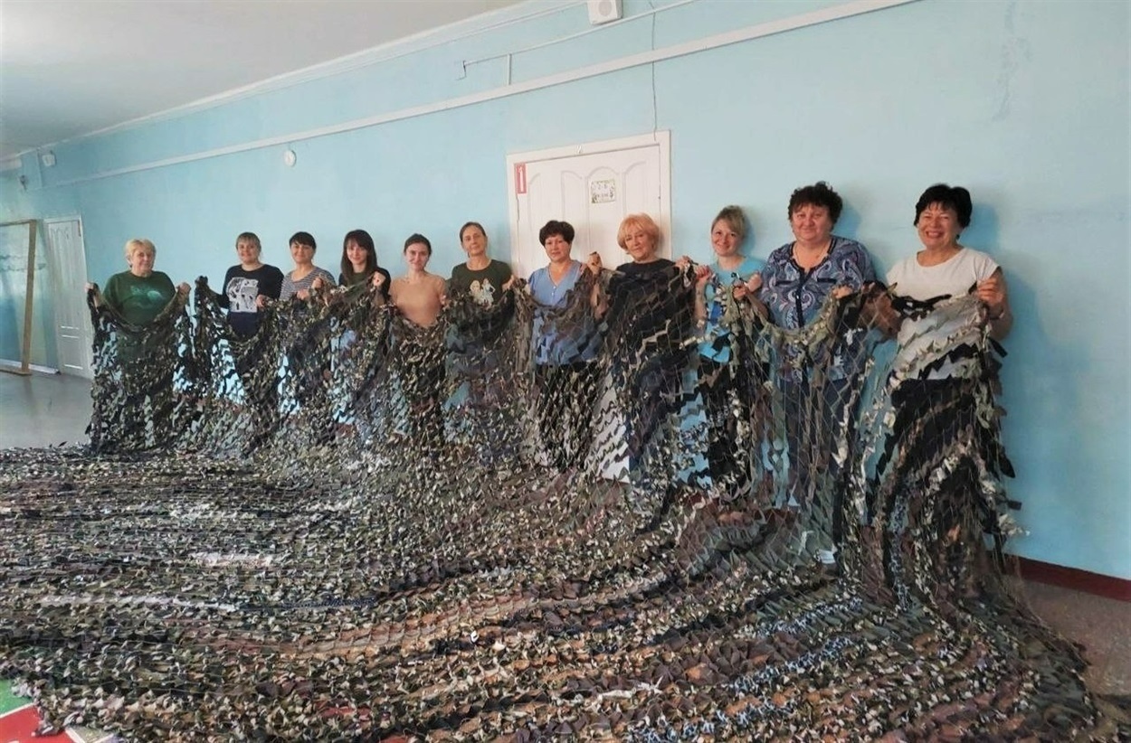 Вчителі Біляївського ліцею №1 плетуть маскувальні сітки для військових 
