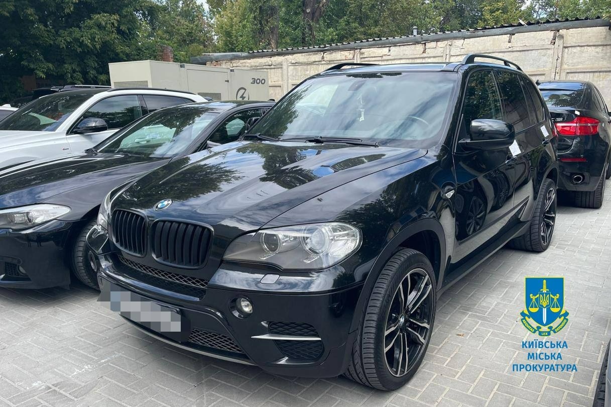 У шахраїв вилучили автомобілі, прикраси 