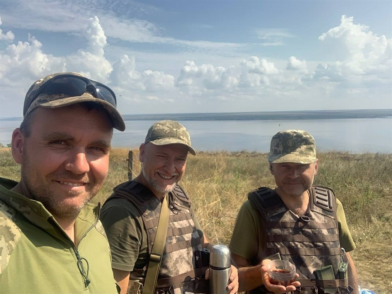 Захисник Сергій Руденко (перший ліворуч)