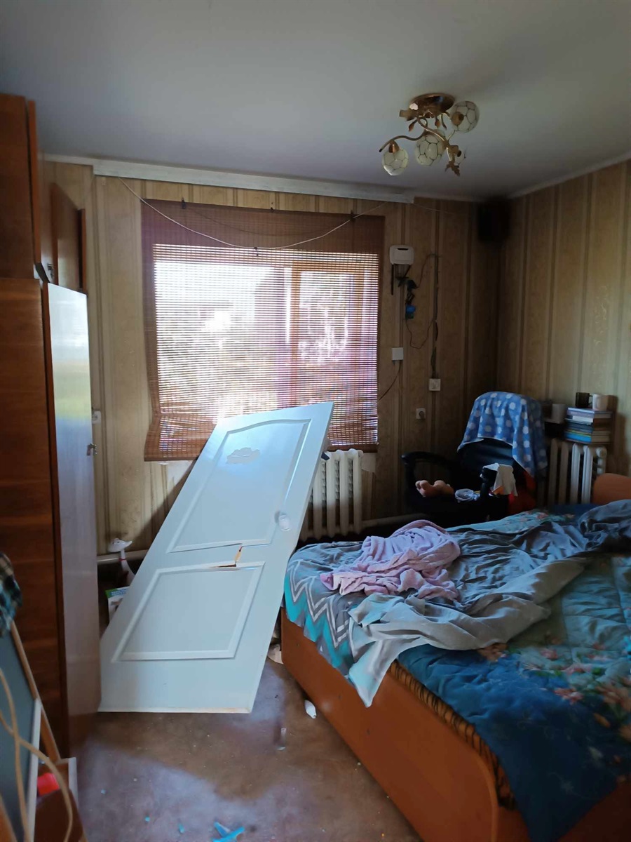 Двері, які зірвало вибуховою хвилею