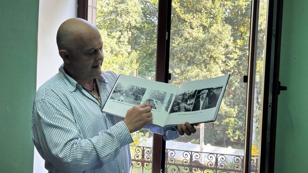 Під час презентації фотоальбому, на фото Володимир Красіков 