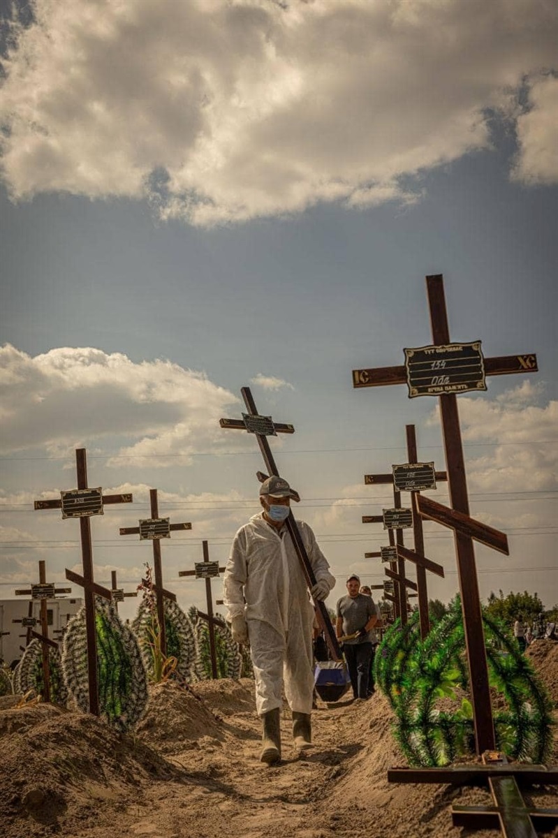 У Бучі відбулось масове поховання загиблих під час російської окупації міста