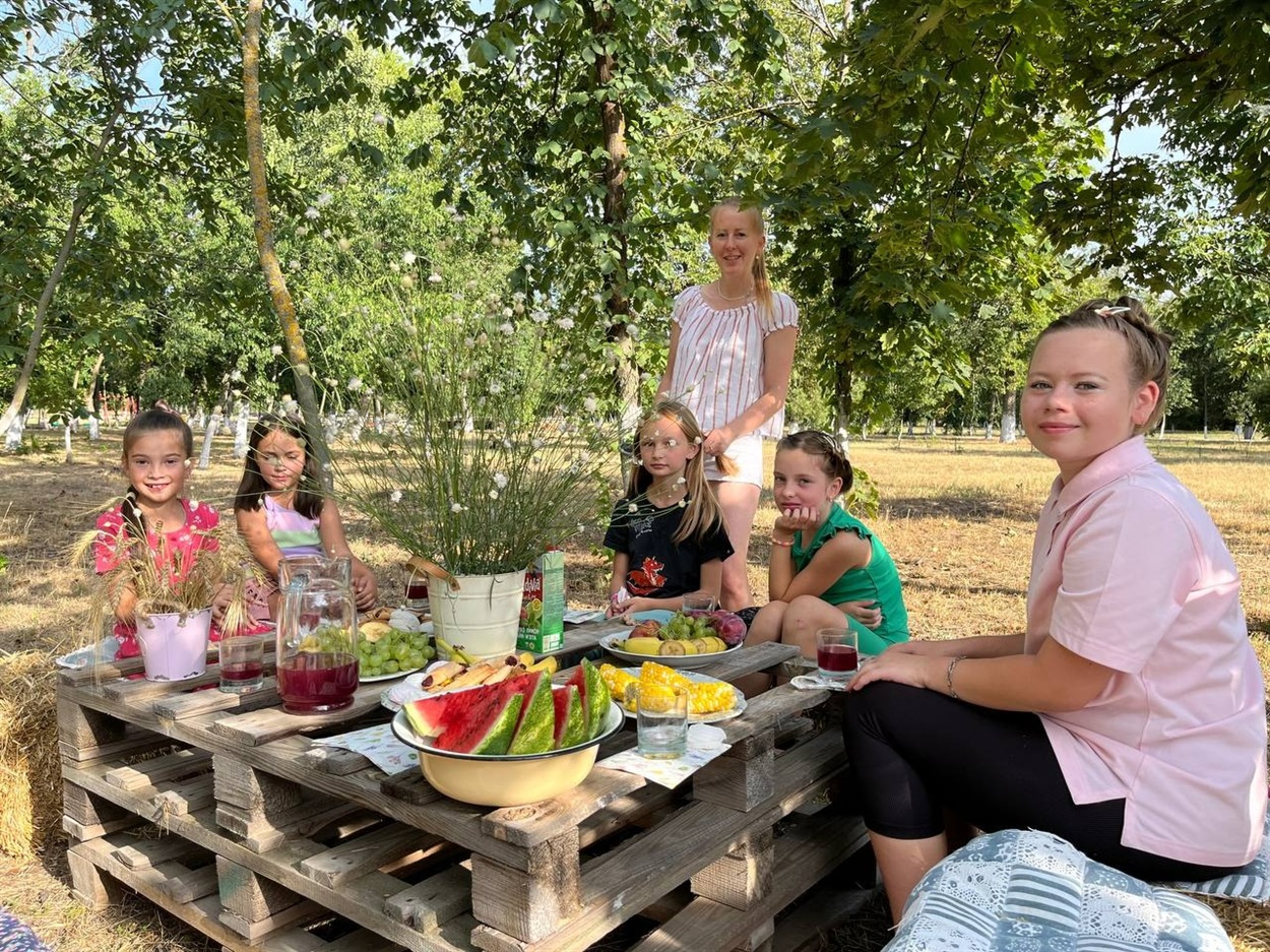 Аріна Комерзан (перша праворуч). Творчий пікнік до Дня подружок 