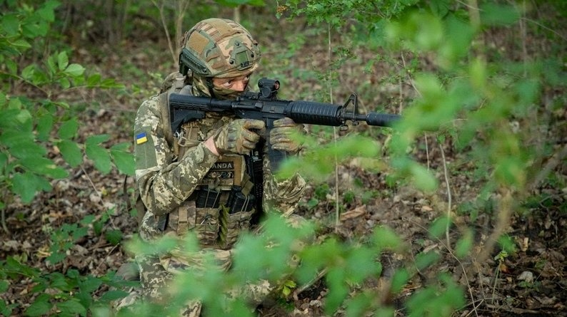 Дмитро Масловський зі зброєю.