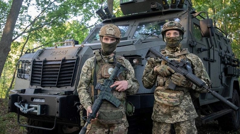 Дмитро Масловський з побратимом.