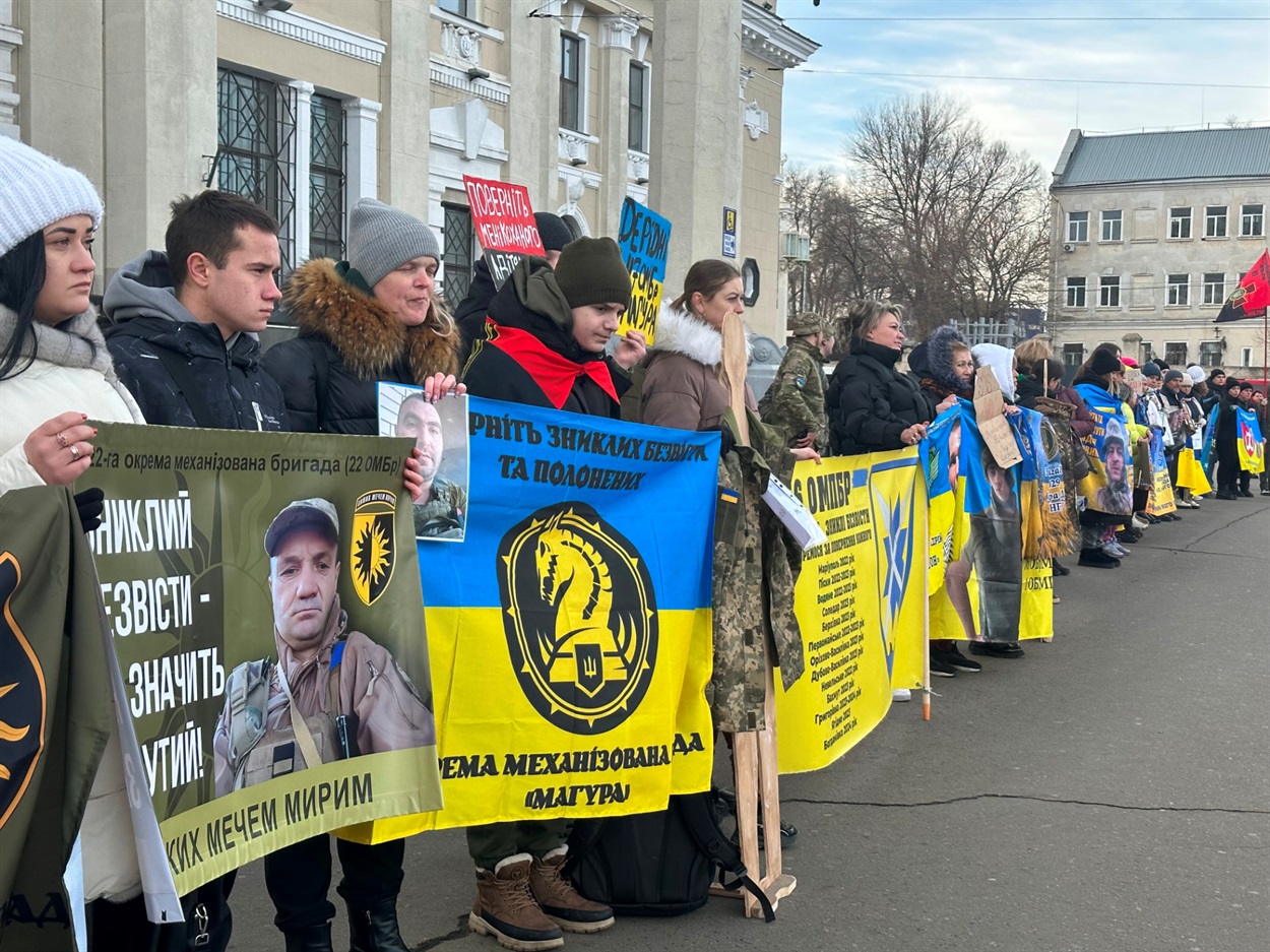 Мирна акція на підтримку полонених та зниклих безвісти біля залізничного вокзалу в Одесі