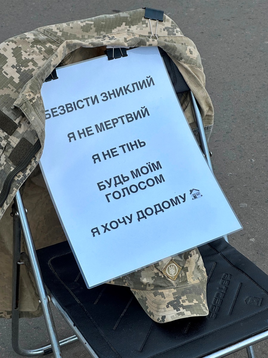Мирна акція на підтримку полонених та зниклих безвісти біля залізничного вокзалу в Одесі
