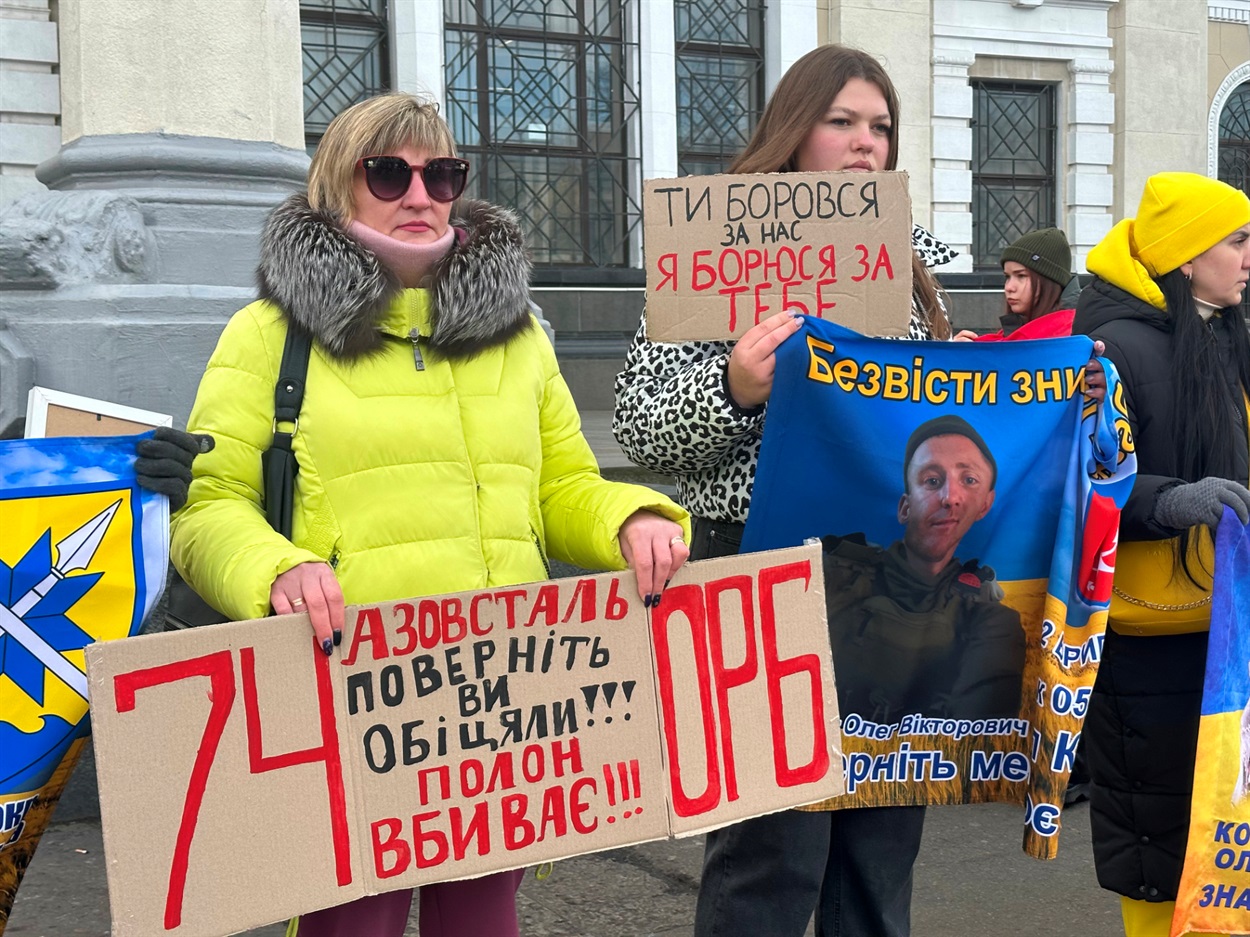 Мирна акція на підтримку полонених та зниклих безвісти біля залізничного вокзалу в Одесі