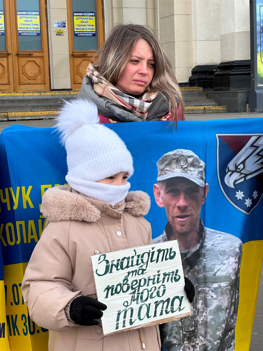 Мирна акція на підтримку полонених та зниклих безвісти біля залізничного вокзалу в Одесі
