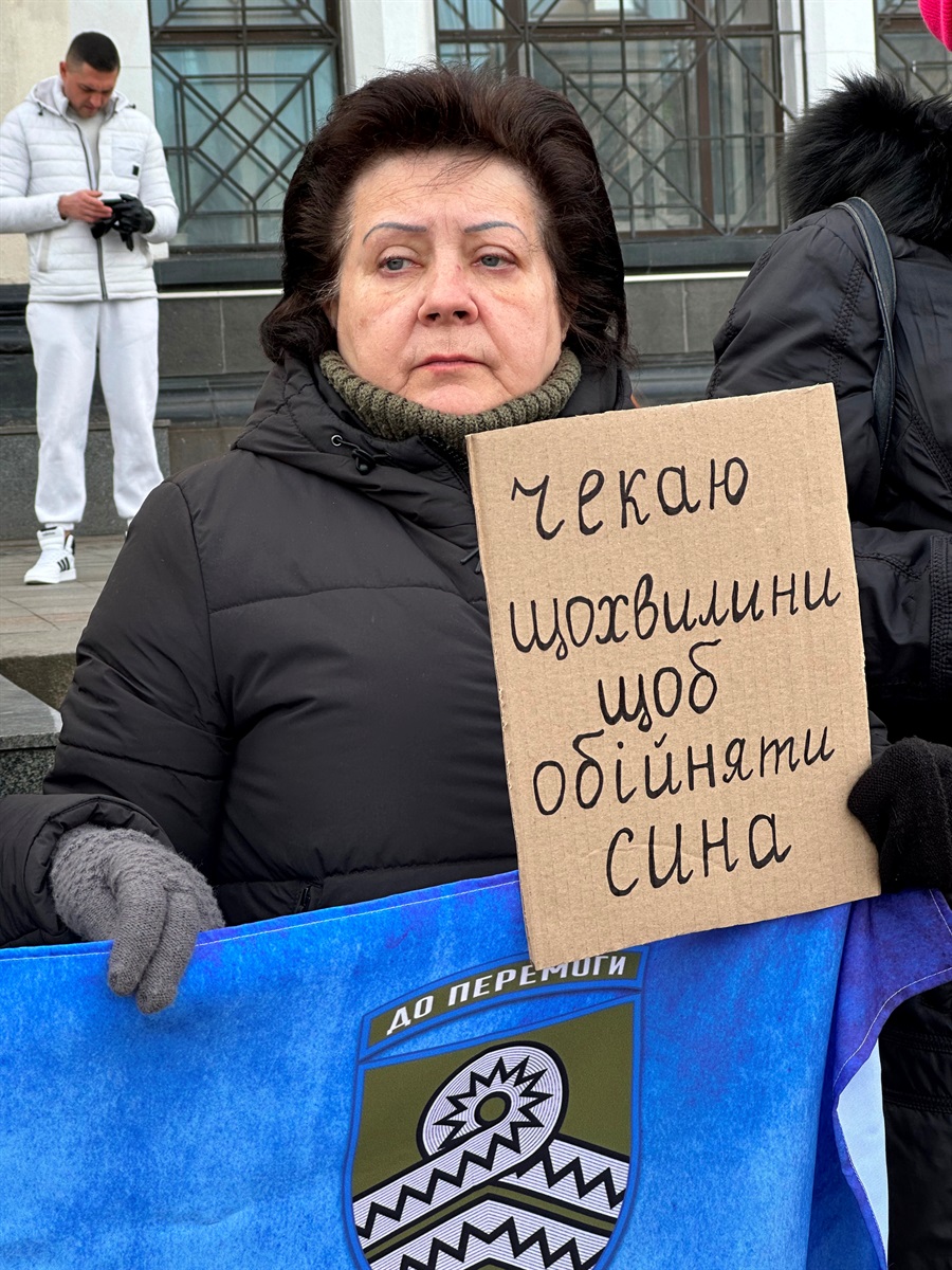 Мирна акція на підтримку полонених та зниклих безвісти біля залізничного вокзалу в Одесі