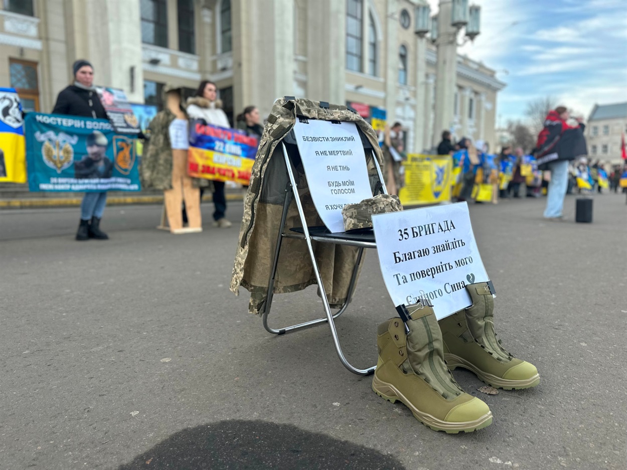 Мирна акція на підтримку полонених та зниклих безвісти біля залізничного вокзалу в Одесі