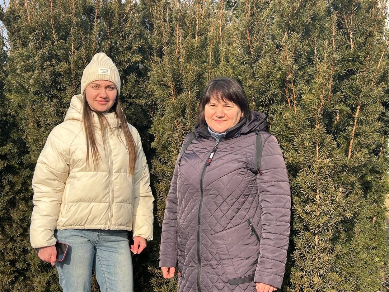 Наталія та Тетяна біля тис у своєму саду