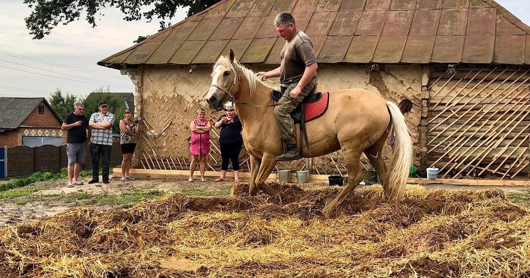 Інколи суміш для потолочення замішували коні
