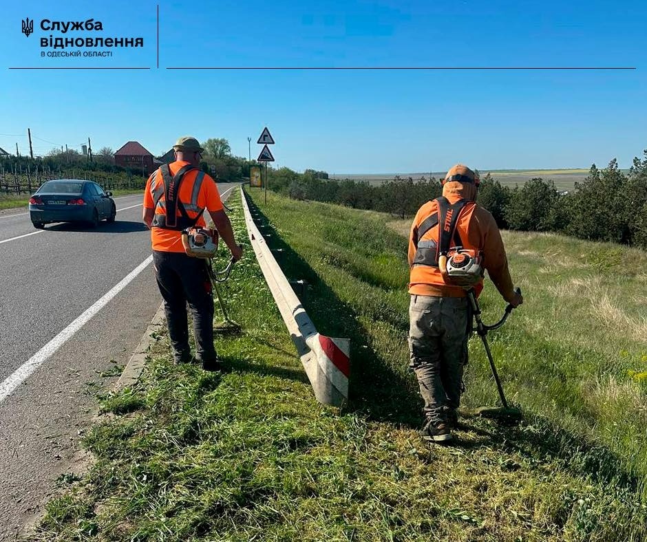 Окрім ремонту доріг, працівники слідкують за порядком на узбіччях