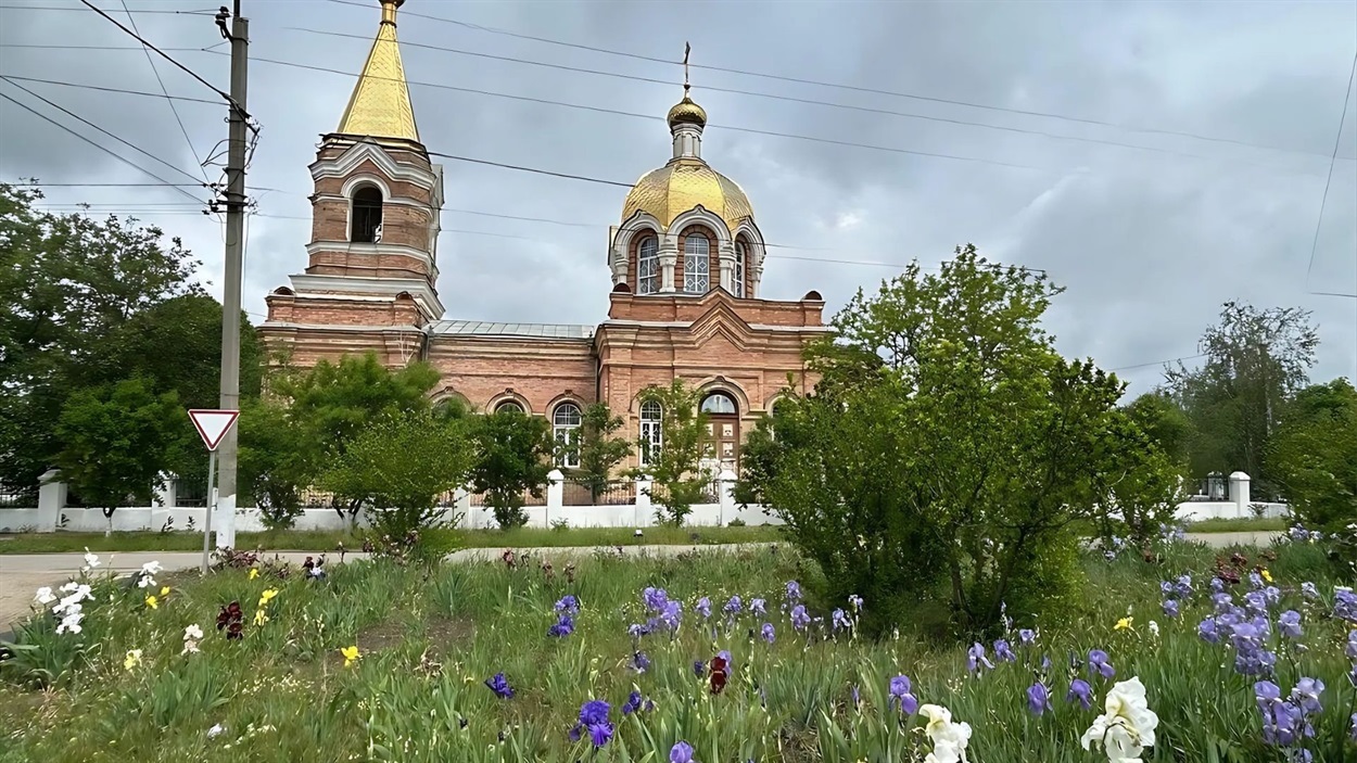 Весь цей квітник, дорога раніше були територією храму