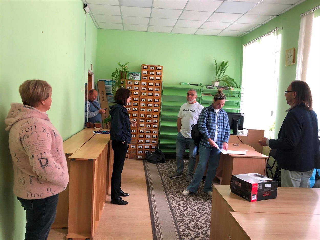 Модернузувати цей простір вирішили, не повідомляючи громаді проєкт, але обіцяють: бібліотека залишиться на своєму місці