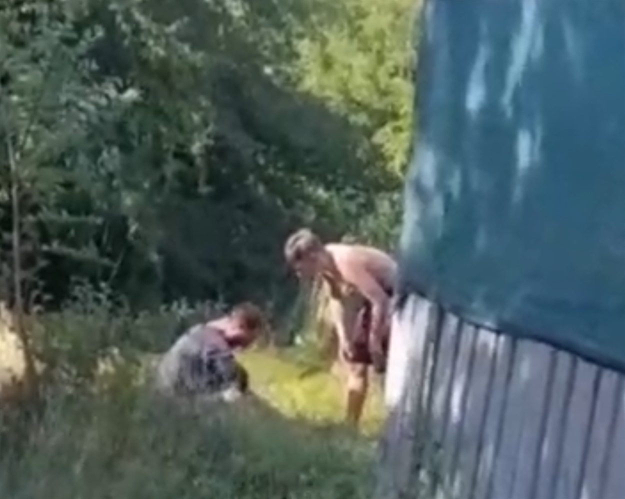 Скріншот з відео, яке потрапило у соцмережі, де підлітки бʼють чоловіка
