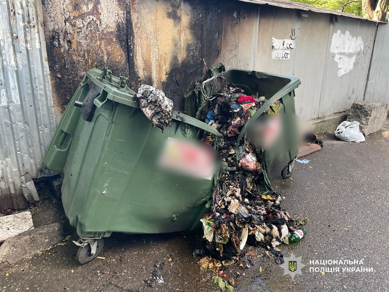 В Одесі пенсіонерка підпалила сміттєві контейнери, вогонь перекинувся на сусіднє майно 