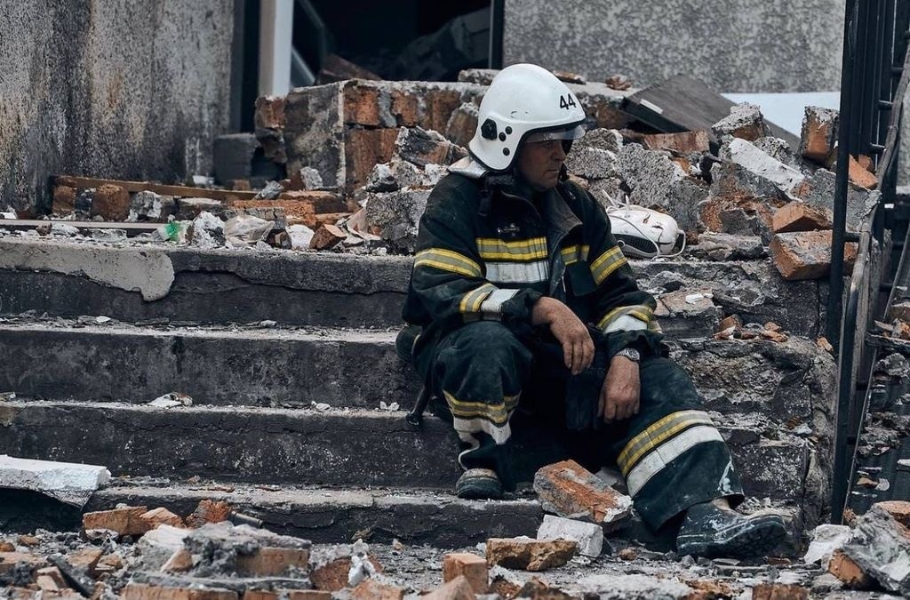Працівник ДСНС сидить біля напівзруйнованого після влучання російських ракет будинку у Сергіївці, Одеська область, 1 липня 2022 року. 