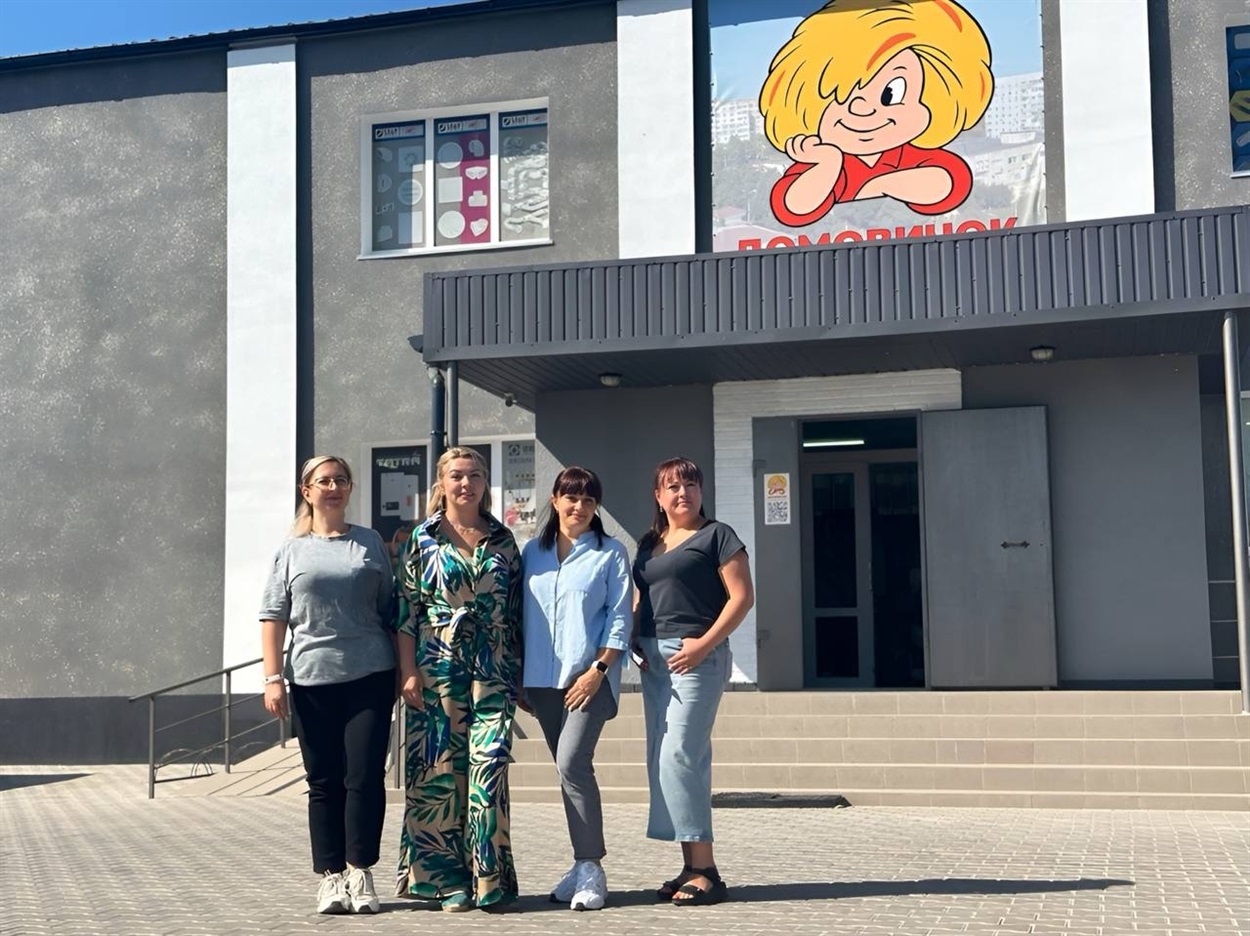 Тут вас чекають жіноча команда, яка в питаннях ремонту та будматеріалів розбираються краще за прораба з 50-річним стажем