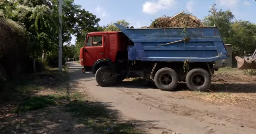 У Нерубайському роми зі своєї вулиці вивезли 40 машин сміття та встановили баки