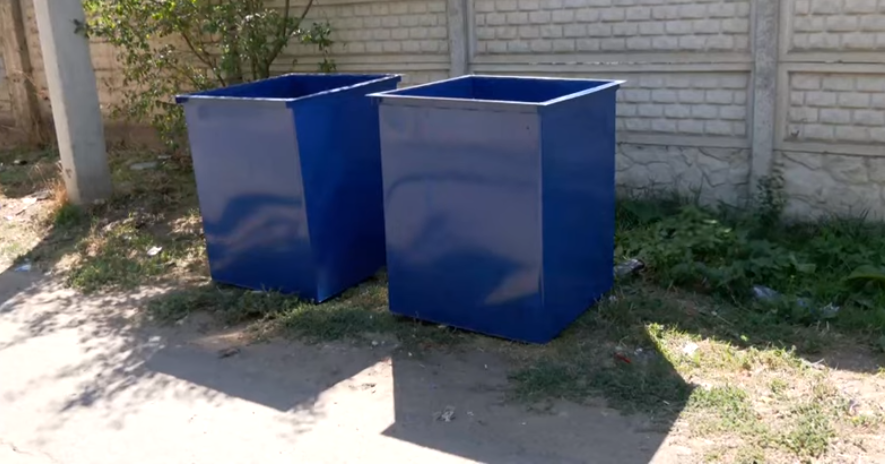 У Нерубайському роми зі своєї вулиці вивезли 40 машин сміття та встановили баки