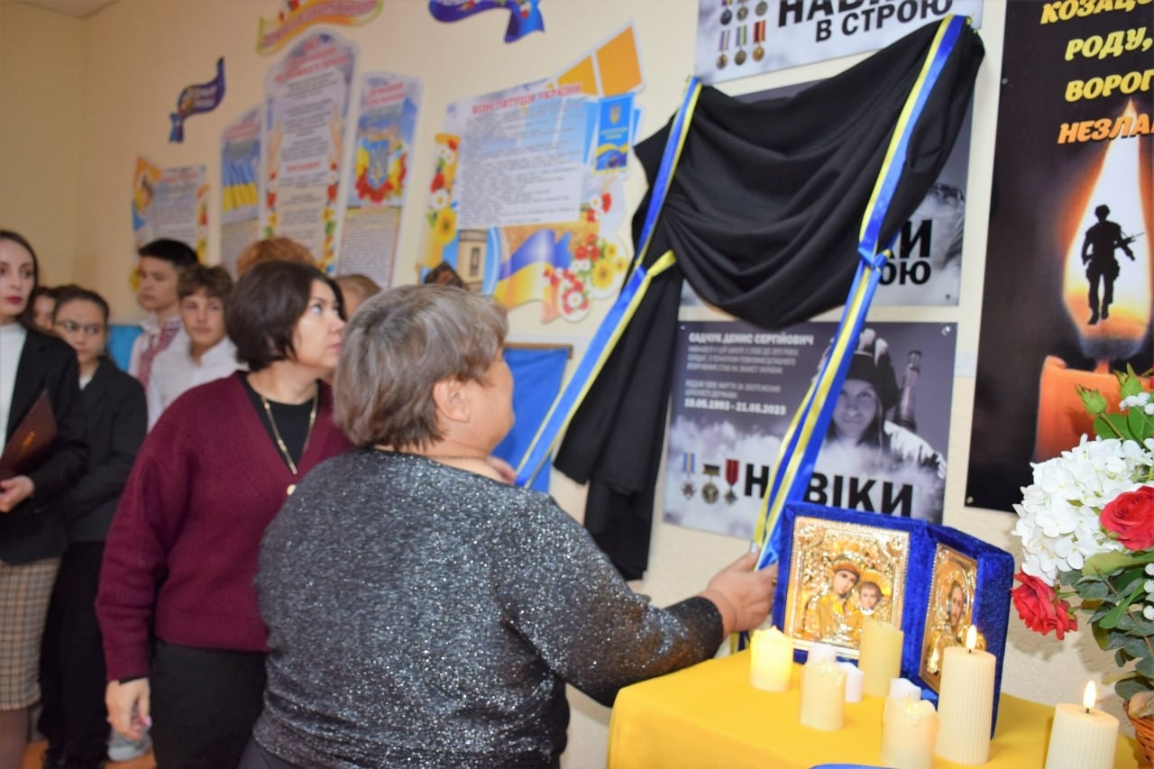 У Біляївському ліцеї №2 відкрили меморіальну дошку ще одному випускнику-Герою — Олександру Кречуну
