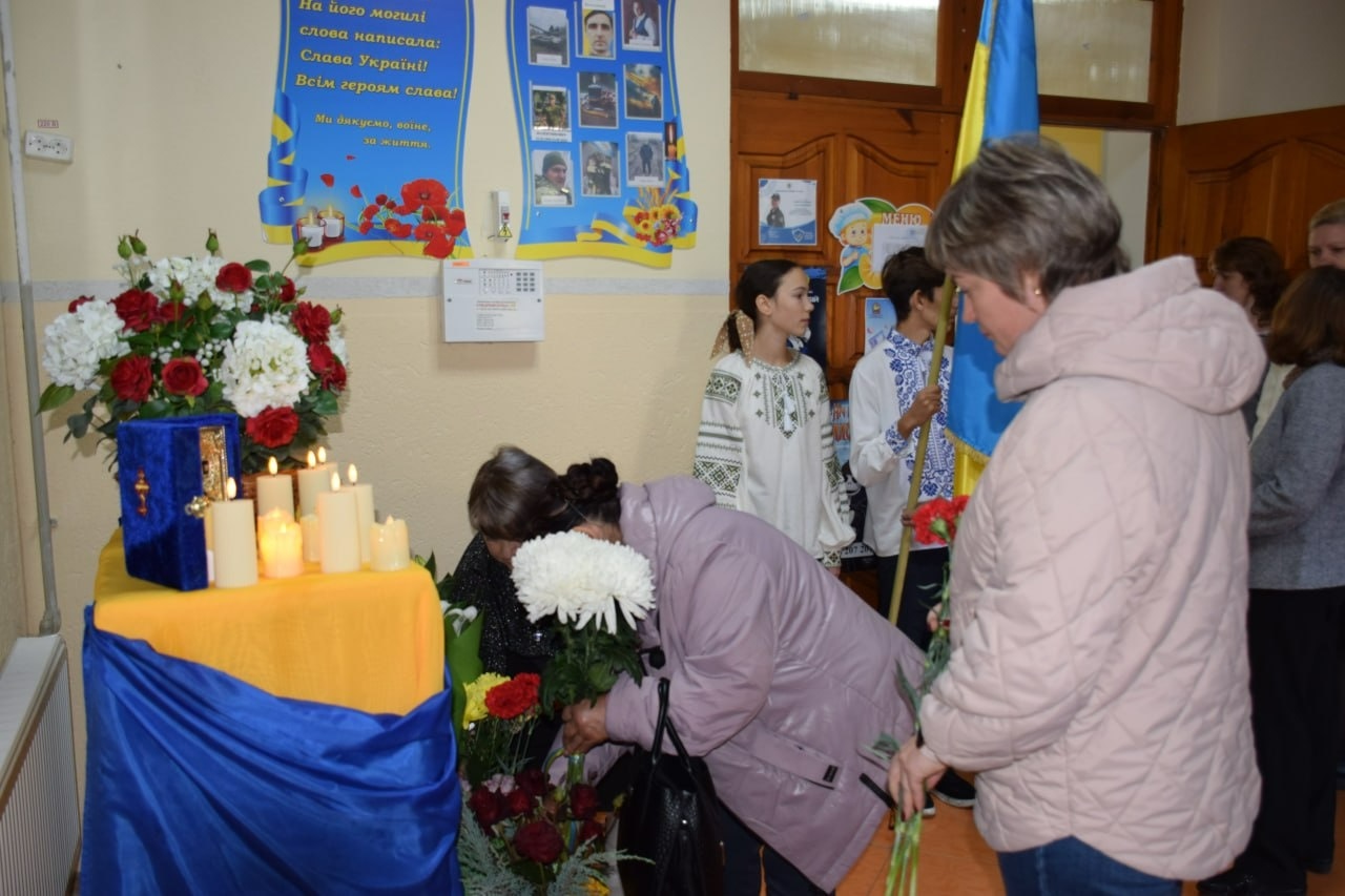 У Біляївському ліцеї №2 відкрили меморіальну дошку ще одному випускнику-Герою — Олександру Кречуну