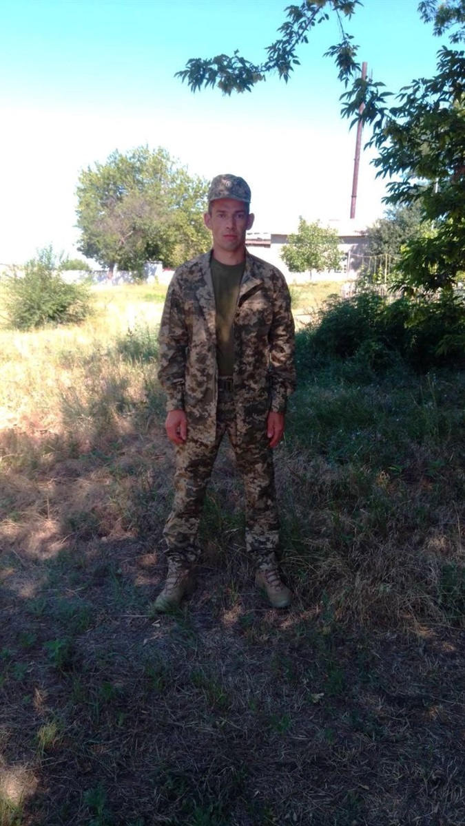 Фото зі служби: Дмитро мріяв приїхати у відпустку та зробити гарне фото у військовій формі вдома
