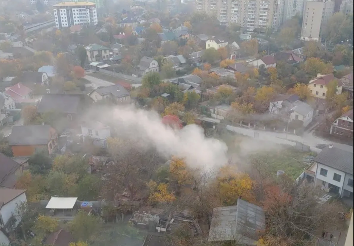 Це не прильот. Це фото до повномасштабної війни — так виглядає Київ, коли там палять листя