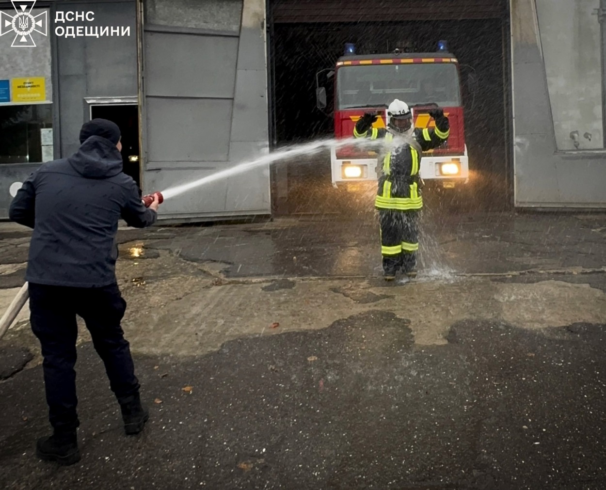 Рятувальники водою і сиренами провели на пенсію колегу з міста Теплодар