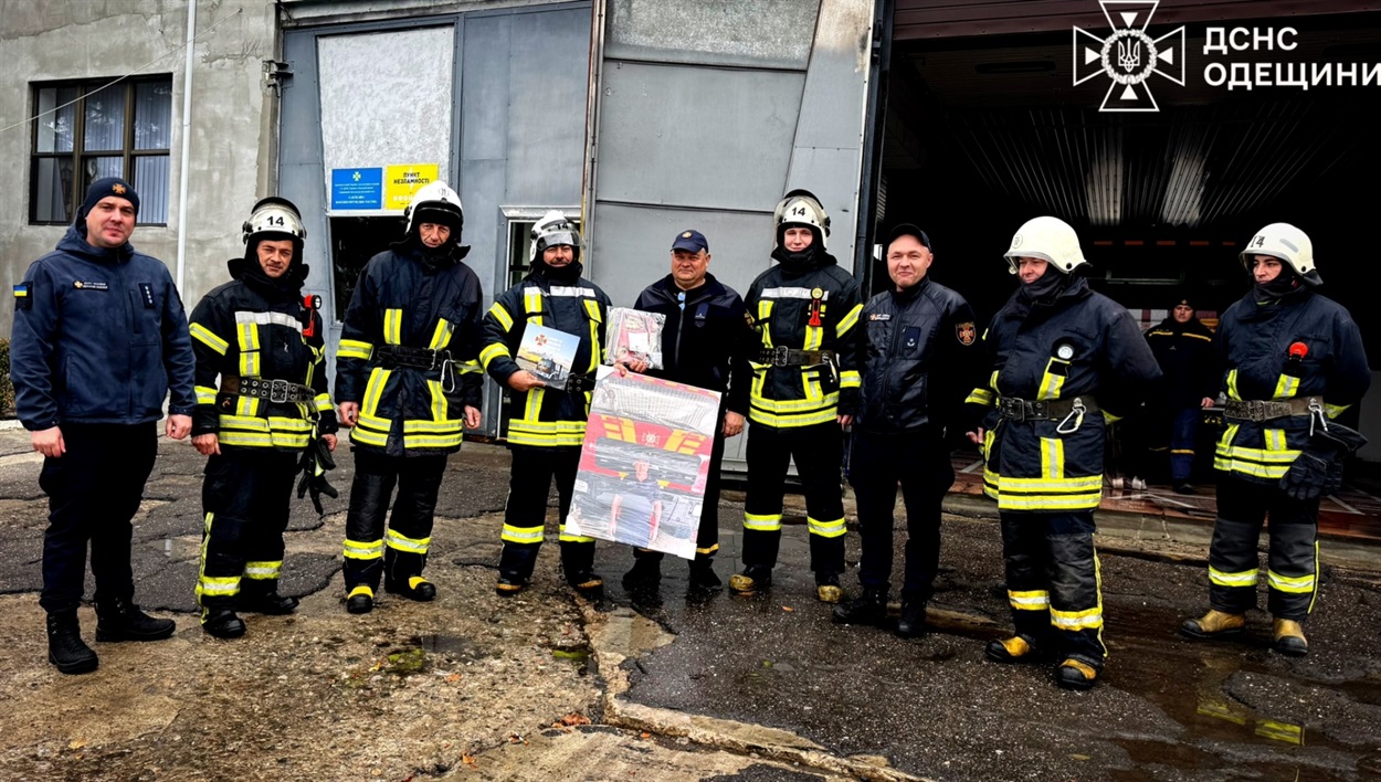 Рятувальники водою і сиренами провели на пенсію колегу з міста Теплодар