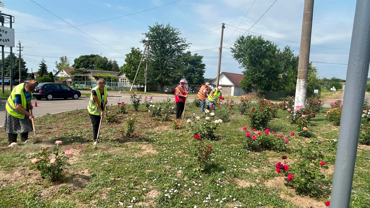 Біляївські комуальниці оновлюють квітник 